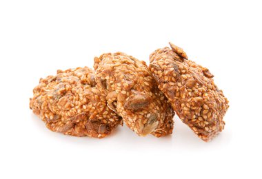 Beyaz zemin üzerine lezzetli yulaf ezmeli kurabiye