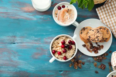 Lezzetli yulaf ezmesi ve ahşap arka plan üzerinde süt ile çerezleri kompozisyonu