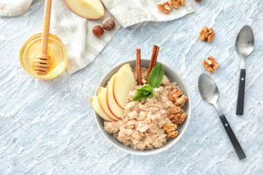 Elma ve ceviz masada kase lezzetli yulaf ezmesi