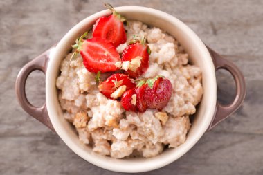 Güveç masada çilek lezzetli yulaf ezmesi