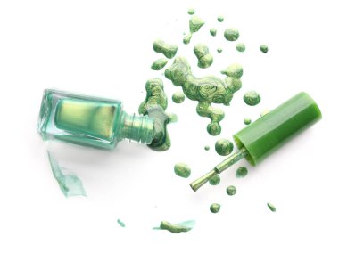 Tırnak cilası beyaz arka plan üzerine açık şişe