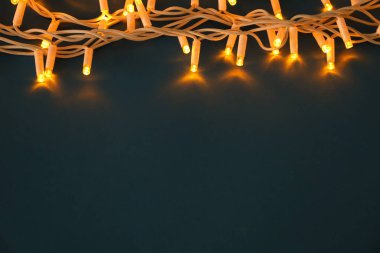 Renk arkaplanındaki Noel ışıkları