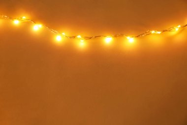 Renk arkaplanındaki Noel ışıkları