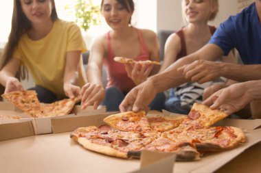 Gençler lezzetli pizza kapalı ile partide eğleniyor