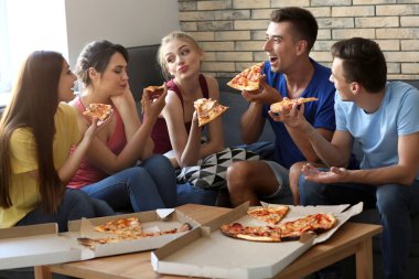 Gençler lezzetli pizza kapalı ile partide eğleniyor