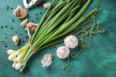 Taze soğan sarımsak, kekik ve baharat dokulu renkli arka plan üzerinde