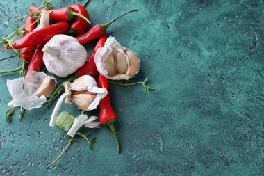 Taze sarımsak, kekik ve biber dokulu renkli arka plan üzerinde