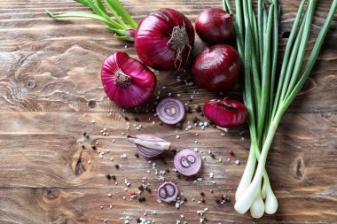 Ahşap arka plan üzerinde baharatlar ile farklı taze soğan