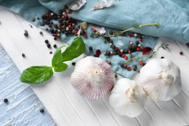 Fesleğen yaprakları ve baharat tablo ile taze sarımsak