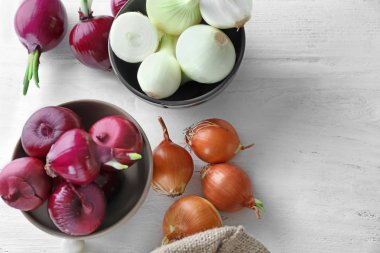 Beyaz ahşap zemin üzerinde farklı taze soğan