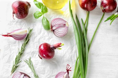 Işık arka plan üzerinde otlar ile taze kırmızı ve yeşil soğan