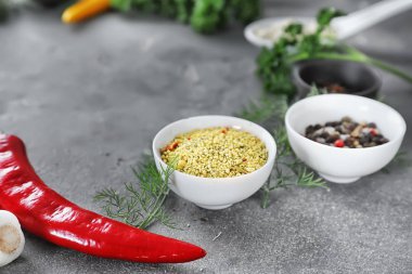 Kase kuru baharat, taze dereotu ve biber gri dokulu arka plan üzerinde