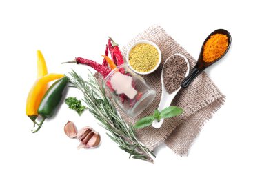 Kuru baharat ve beyaz arka plan üzerinde taze otlar ile kompozisyon