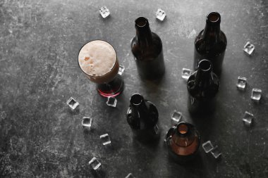 Şişe ve cam gri arka plan üzerinde soğuk bir bira ile