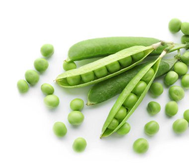 Beyaz zemin üzerinde taze yeşil bezelyeler