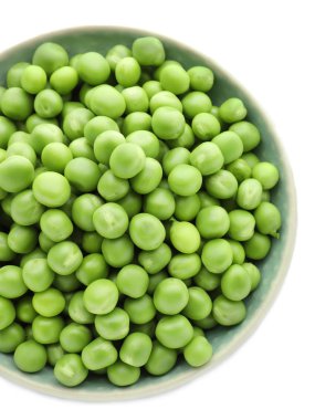 Beyaz arka plan, üstten görünüm üzerinde yeşil bezelye ile kase