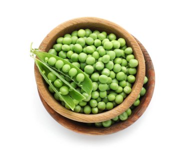 Beyaz arka plan üzerinde taze yeşil bezelye ile kase