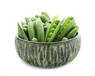 Beyaz zemin üzerine yeşil bezelye ile kase