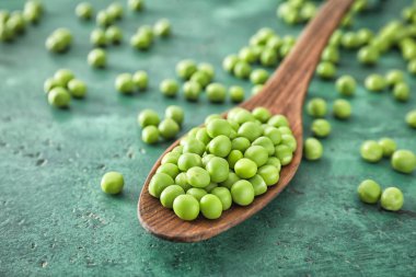 Yeşil bezelye renk zemin, closeup üzerine kaşıkla