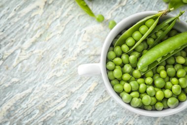 Açık renkli, üstten görünüm üzerinde yeşil bezelye ile pota