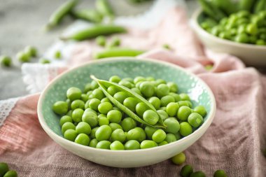 Masada yeşil bezelye ile kase