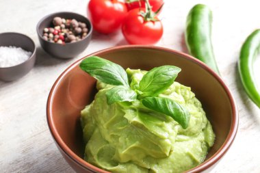 Masada lezzetli guacamole ile kase