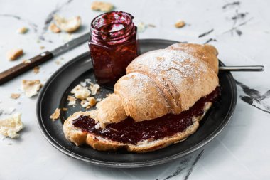 Lezzetli kruvasan ve reçel tablo ile plaka