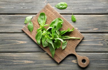 Ahşap tahta masada taze fesleğen ile