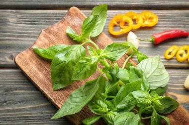 Ahşap tahta masada taze fesleğen ile