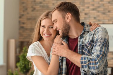 evde mutlu sevgi dolu bir çift