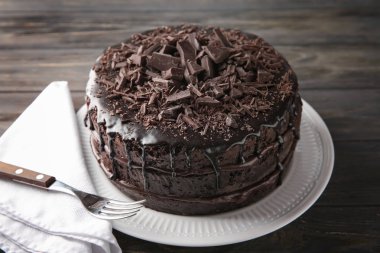 Ahşap masa üzerinde lezzetli çikolatalı kek ile plaka