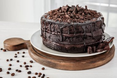 Masada lezzetli çikolatalı kek var.