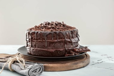 Masada lezzetli çikolatalı kek var.