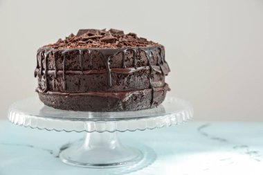 Masada lezzetli çikolatalı kek ile stand