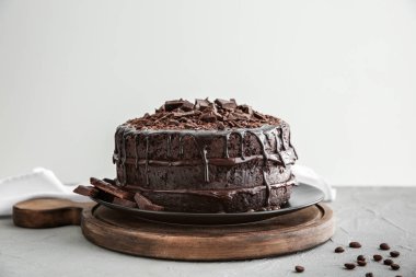 Masada lezzetli çikolatalı kek var.