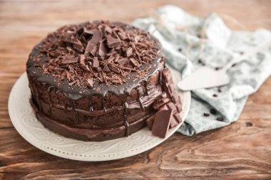 Ahşap masa üzerinde lezzetli çikolatalı kek ile plaka