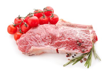 Domates ve baharat beyaz zemin üzerine çiğ et parçası