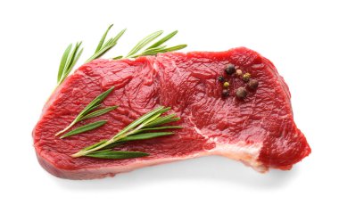 Baharat beyaz arka plan üzerinde ile çiğ et parçası