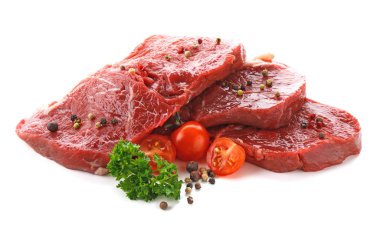 Baharat beyaz arka plan üzerinde ile çiğ et parçaları
