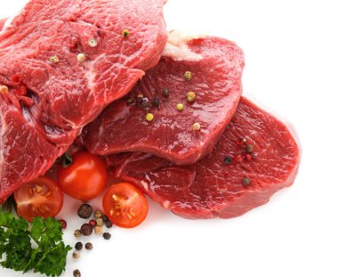 Baharat beyaz arka plan üzerinde ile çiğ et parçaları