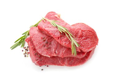 Baharat beyaz arka plan üzerinde ile çiğ et parçaları