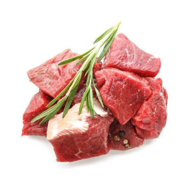 Baharat beyaz arka plan üzerinde ile çiğ et parçaları