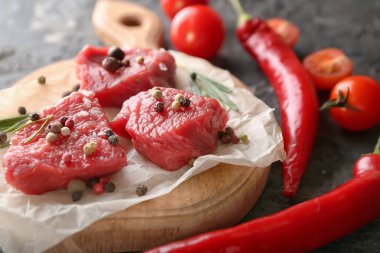 Adet çiğ et ve baharat masada