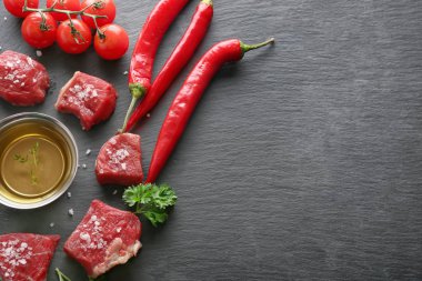 Çiğ et ve kayrak plaka üzerinde baharat kompozisyonu