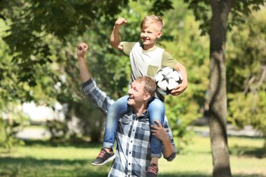 Mutlu baba ve oğul futbol topu parkta ile