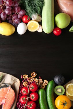 Koyu arka plan üzerinde çeşitli sağlıklı ürünler