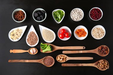 Koyu arka plan üzerinde çeşitli sağlıklı ürünler ile kompozisyon