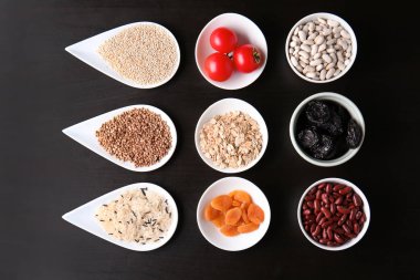 Koyu arka plan üzerinde çeşitli sağlıklı ürünler ile kompozisyon