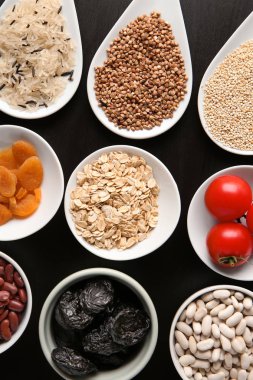 Koyu arka plan üzerinde çeşitli sağlıklı ürünler ile kompozisyon