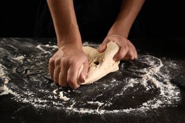 Kadın için mutfak masasında ekmek hamur yoğurma